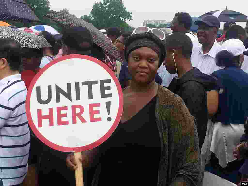 A woman stands in the crowd taking part in the anniversary of the March on Washington, August 28, 2013. (R. Green/VOA)