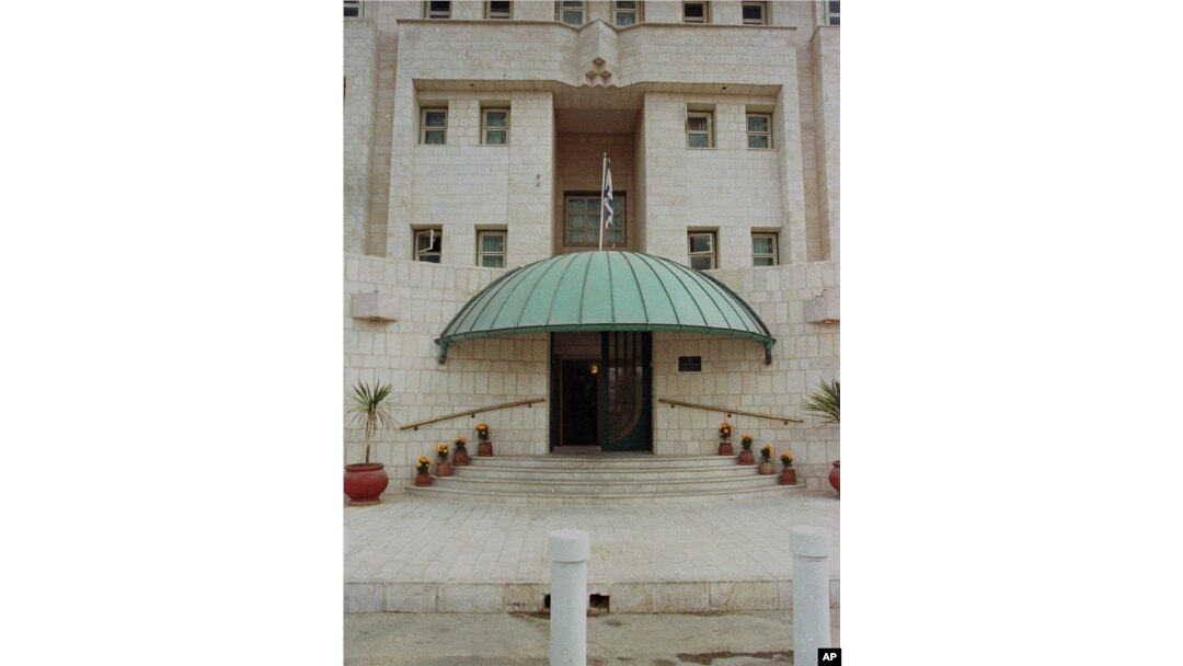 Pintu masuk kedutaan Israel di Amman, Yordania, dalam foto dokumentasi tahun 1998. (Foto: dok).