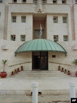 Pintu masuk kedutaan Israel di Amman, Yordania, dalam foto dokumentasi tahun 1998. (Foto: dok).