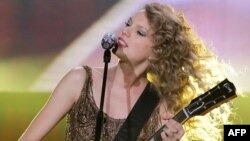 Taylor Swift sigue atrayendo adeptos con su música.