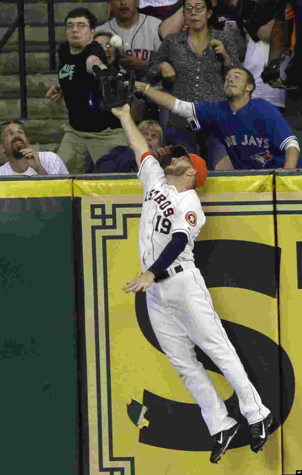 Houston Astros right fielder Robbie Grossman (19) competes with fans for a long ball robbing Toronto Blue Jays&#39; Juan Francisco of a home run in the eighth inning of a baseball game in Houston, Texas, USA, Aug. 2, 2014.