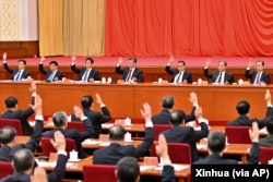 2021年11月11日，习近平等中共领导人在中共19届6中全会上举手表决。（美联社/新华社照片）