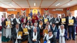 ༧གོང་ས་མཆོག་གིས་སྲི་ཞུ་བ་ཟུར་པ་ཚོར་བསྔགས་བརྗོད།