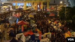 金鐘佔領區全面清場前最後一晚，大批市民回到雨傘廣場參與集會 （美國之音湯惠芸拍攝）