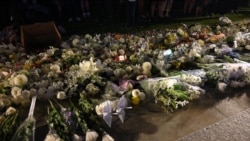 香港民众11月9日晚在添马公园举行集会，悼念不幸去世的香港科技大学学生周梓乐。不少民众献上黄色和白色菊花表示哀思。(美国之音郁岗拍摄)