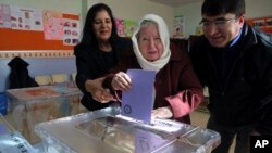 Cử tri đi bỏ phiếu tại một địa điểm bầu cử ở thủ đô Ankara, ngày 30/3/2014. 