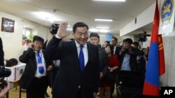 Presidential candidate opposition Mongolian People's Party lawmaker Baterdene Badmaanyambuu waves at the no 9. polling station of the Chingeltei district in Ulan Bator, Mongolia, June 26, 2013. 