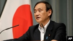 30일 일본 도쿄에서 스가 요시히데 관방장관이 기자회견을 하고 있다.