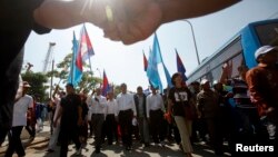 Sam Rainsy (C), leader of the opposition Cambodia National Rescue Party (CNRP), marches during International Human Rights Day in Phnom Penh, Dec. 10, 2013. 