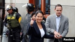 Keiko Fujimori llega a la corte judicial acompañada de su esposo, Mark Vito en octubre de 2018.