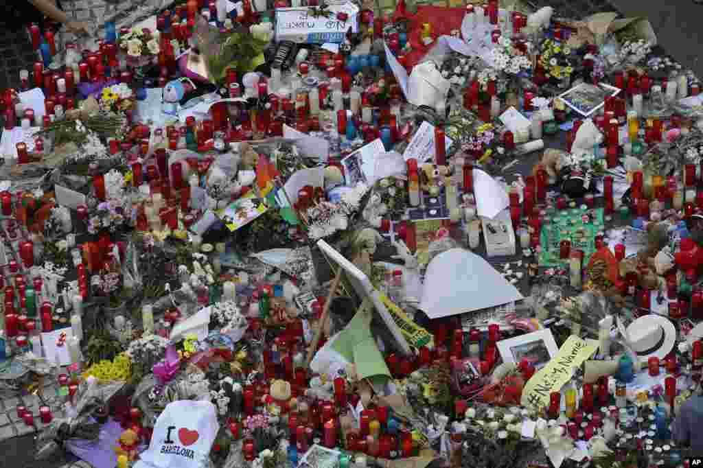 دسته های گل، شمع ها و نوشته ها در مراسم یادبود قربانیان حمله تروریستی بارسلون اسپانیا