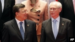 5일 라오스 비엔티안에서 제9차 아시아유럽회의, ASEM 정상회의가 개막한 가운데, 회의에 참석한 헤르만 반 롬푀이 유럽연합 정상회의 의장(오른쪽)과 호제 마누엘 바로수 집행위원장.