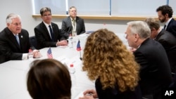 وزیر خارجه آمریکا (چپ) در دیدار با وزیر خارجه فرانسه