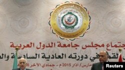 Le secrétaire général de la Ligue arabe, Nabil Elaraby, à gauche, et le ministre égyptien des Affaires étrangères, Sameh Shoukry, répondent aux questions des journalistes lors d'une conférence de presse après la clôture du sommet arabe à Sharm el-Sheikh,