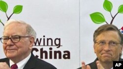 ທ່ານ Warren Buffet (ຊ້າຍ) ກັບທ່ານ Bill Gates ໃນໂອກາດຢ້ຽມຢາມຈີນ ເມື່ອເດືອນກັນຍາທີ່ຜ່ານມານີ້ (2010).