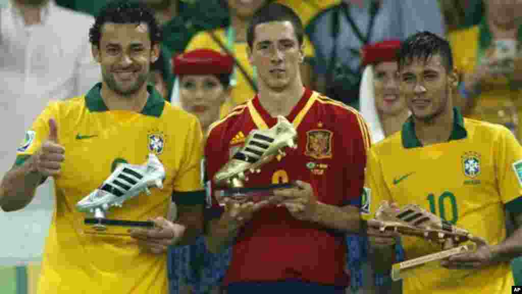 O goleador de ouro espanhol Fernando Torres ladeado pelo bota de prata, Fred do brasil (esq) e a bota de bronze Neymar (dir) após Brasil vencer a final da Taça das Confederações entre o Brasil e a Espanha no Maracanã (30 Junho de 2013)