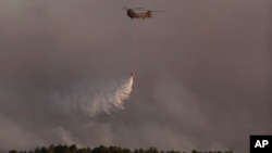 Trực thăng của quân đội Mỹ rải nước xuống khu vực cháy rừng ở thành phố Colorado Springs, bang Colorado, ngày 11/6/2013.