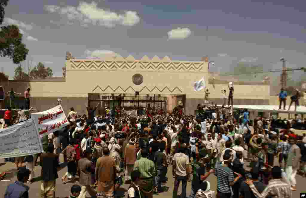 Yemenis protest in front of the U.S. Embassy during a protest about a film ridiculing Islam's Prophet Mohammed, Sanaa, Yemen, September 13, 2012. 