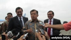 Wapres Jusuf Kalla (tengah) di bandara Halim Perdanakusuma, Jakarta, Minggu 29 November 2015 mengatakan Revisi UU KPK sudah digagas sejak lama. (Foto:VOA/Andylala)