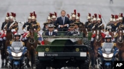 Lễ duyệt binh ngày nhậm chức của tân tổng thống Emmanuel Macron, trên đại lộ Champs Elysees. (AP Photo/Michel Euler)