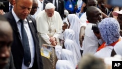 Le pape François accueilli par des enfants à l'occasion de sa visite à la mosquée centrale du PK5 à Bangui, le 30 novembre 2015. (AP Photo/Jerome Delay)