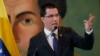 El ministro de Relaciones Exteriores del gobierno en disputa de Venezuela, Jorge Arreaza, calificó las medidas de EE.UU. como el "robo del siglo".