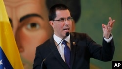 El ministro de Relaciones Exteriores del gobierno en disputa de Venezuela, Jorge Arreaza, calificó las medidas de EE.UU. como el "robo del siglo".