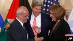 Amerika davlat kotibi Jon Kerri, Isroil adliya vaziri Tsipi Livni va Falastin bosh muzokarachisi Soyib Erekat.