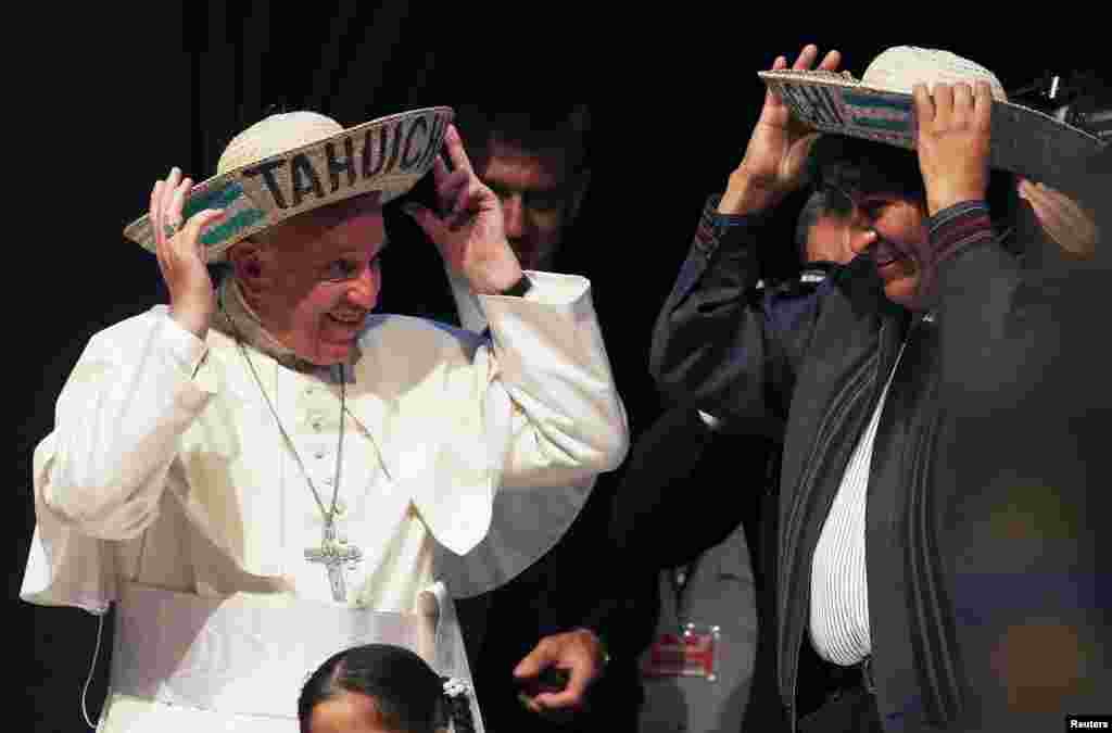 O Papa Francisco e o Presidente da Bolívia Evo Morales usam o &quot;sombrero&quot; tradicional durante uma Reunião Mundial dos Movimentos Populares em Santa Cruz, Bolívia, 9 de Julho, 2015.
