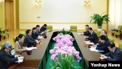박의춘 북한 외무상(오른쪽 가운데)이 지난 19일 평양 만수대의사당에서 북한을 방문 중인 류전민 부부장 등 중국 외교부 대표단을 만나 담화했다. 