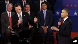 Tổng thống Obama (phải) và ông Mitt Romney trong cuộc tranh luận lần thứ nhì, 16/10/12