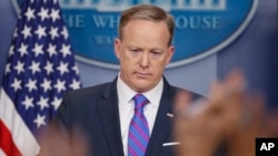 Pòtpawòt Mezon Blanch la, Sean Spicer.