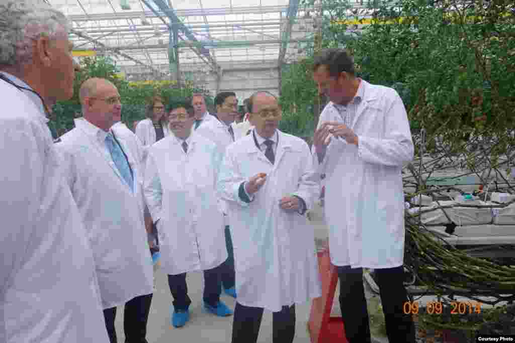 သမၼတ ဦးသိန္းစိန္ Tomato World ဖန္လံုအိမ္ စိုက္ပ်ိဳးေရး ဗဟိုဌာန၌ ႀကည့္ရႈေလ့လာ (ဓာတ္ပံု သမၼတ႐ံုး၀ပ္ဆိုဒ္