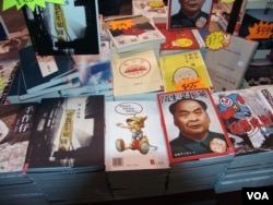 2012年7月的香港书展上有敏感书籍《砍头也不回头》《我不信中国模式》《陌生梁振英》（美国之音丁力拍摄）