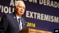 ໃນພາບຖ່າຍເມື່ອວັນຈັນ ທີ 25 ມັງກອນ 2016 ນີ້, ນາຍົກລັດ
ຖະມົນຕີ Najib Razak ຖະແຫລງ ຕໍ່ກອງປະຊຸມ ໃນນະຄອນ
ຫຼວງ ກົວລາລຳເປີ ຂອງມາເລເຊຍ. 