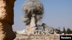 عکس آرشیوی از انفجار و تحریب آثار باستانی مجموعه تاریخی پالمیرا در سوریه