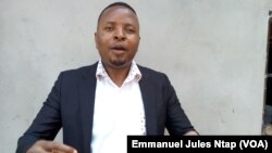 Delors Magellan Kamgaing, président de la ligue camerounaise des consommateurs, appelle à la fermeture de Général Express Voyages, au Cameroun, le 2 novembre 2017. (VOA/Emmanuel Jules Ntap)