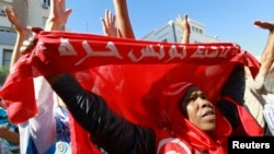 Seorang pengunjuk rasa anti pemerintah melakukan protes menuntut dibubarkannya pemerintahan Islam di Sfax, 170 mil (270 km) di tenggara Tunis, Tunisia (26/9/2013)