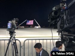 Izveštači čekaju dolazak predsednika Donalda Trampa, potpredsednika Majka Pensa, državnog sekretara Majka Pompea i trojice Amerikanaca oslobođenih iz Severne Koreje, rano ujutro 10. maja 2018, u vojnoj bazi Endrjuz.