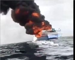 Kapal Motor (KM) Bukit Sumber Poleang terbakar saat sedang berlayar menuju pelabuhan Kassipute, Kabupaten Bombana, Sulawesi Tenggara, 16 Agustus 2021. (Foto: videograb/HumasSARKendari)