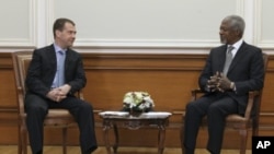 Russian President Dmitry Medvedev (L) talks with U.N.-Arab League envoy Kofi Annan during their meeting in Moscow, March 25, 2012.