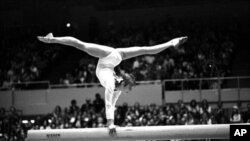 La gymnaste soviétique Olga Korbut, lors d'une performance le 21 juillet 1976.