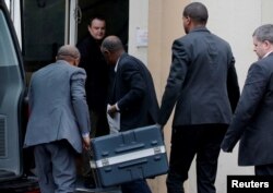 Men unload a case containing the black boxes from the crashed Ethiopian Airlines Boeing 737 MAX 8 outside the headquarters of France's BEA air accident investigation agency in Le Bourget, north of Paris, France, March 14, 2019.