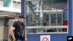 Một cảnh sát canh gác bên ngoài phòng khám nghiệp tử thi của bệnh viện Kuala Lumpur, Malaysia, hôm 2/3. Thi thể của ông Kim Jong Nam được cho là đang được lưu giữ ở đây.
