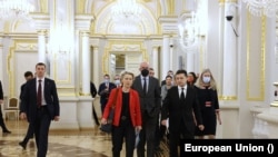 Presiden Komisi Eropa Ursula von der Leyen (mengenakan blazer merah) dan Presiden Ukraina Volodymyr Zelenskiy tampak berbincang setelah pertemuan antara Ukraina dan Uni Eropa di Kiev pada 12 Oktober 2021. (Foto: European Union)