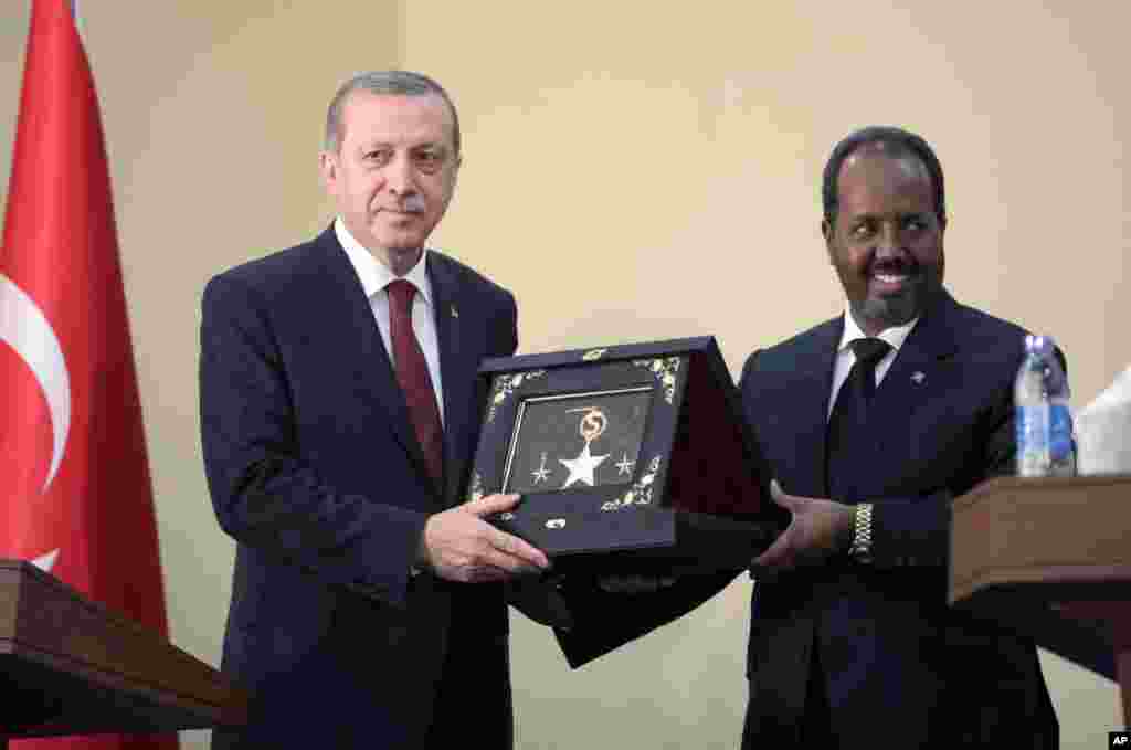 Labada Madaxweyne oo hadiyado isweydaarsaday