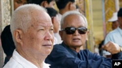 Mantan pemimpin Khmer Merah, Khieu Samphan (kiri) dan Nuon Chea di bekas markas Khmer Merah di Pailin, Kamboja barat laut, 3 Juli 2003. (Foto: dok).