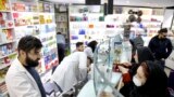 عکس آسوشیتدپرس از شیوع کرونا. آمریکا از مخفی&zwnj;کاری ایران درباره ابعاد گسترش این بیماری در کشور ابراز نگرانی کرده است. بیش از ۱۰ کشور گفته اند مسافرانی از ایران کرونا را به کشورشان آورده اند.&nbsp;