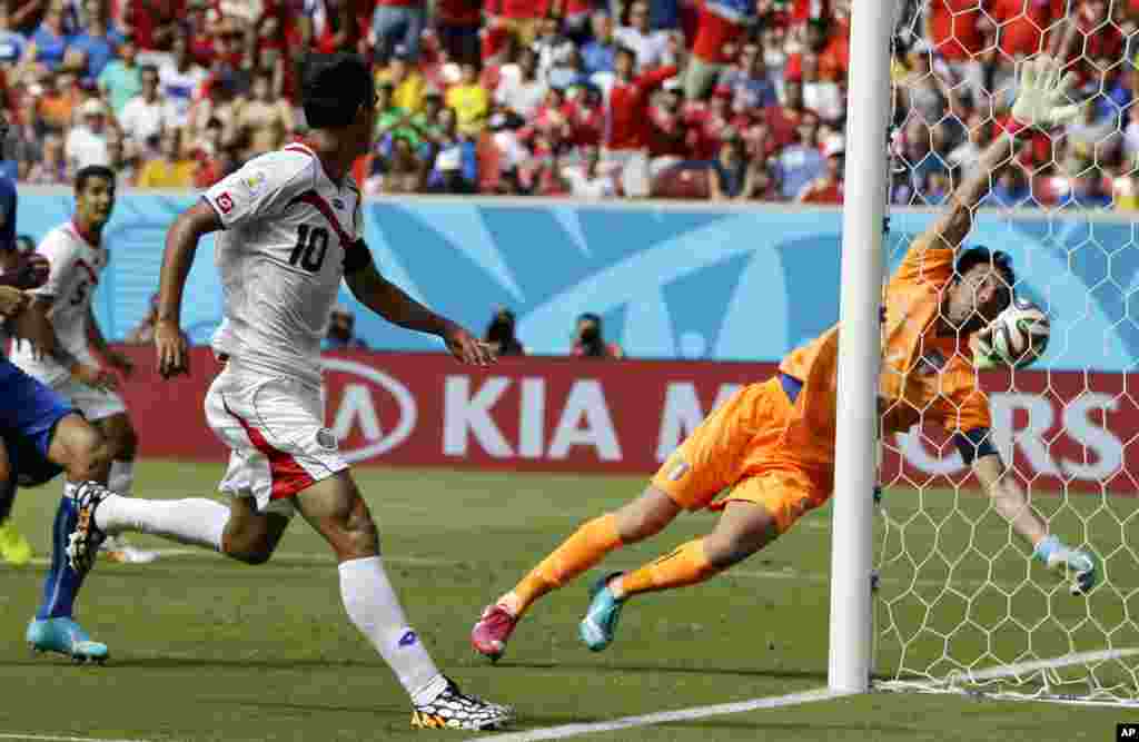 Bryan Ruiz, de l&#39;équipe du Costa Rica, et le gardien de but italien Gianluigi Buffon lors du match de football entre l&#39;Italie et le Costa Rica, à Recife, au Brésil, le 20 juin 2014.