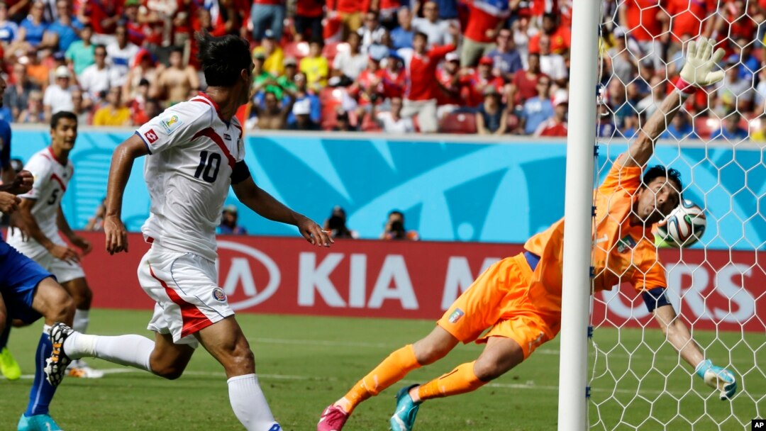 Pemain Costa Rica, Bryan Ruiz (nomor dada 10) melihat bola yang digolkannya melesat di luar jangkauan penjaga gawang Italia Gianluigi Buffon dalam pertandingan Grup D Piala Dunia antara Italia dan Kosta Rika di Arena Pernambuco, Recife, Brazil (20/6/2014). 